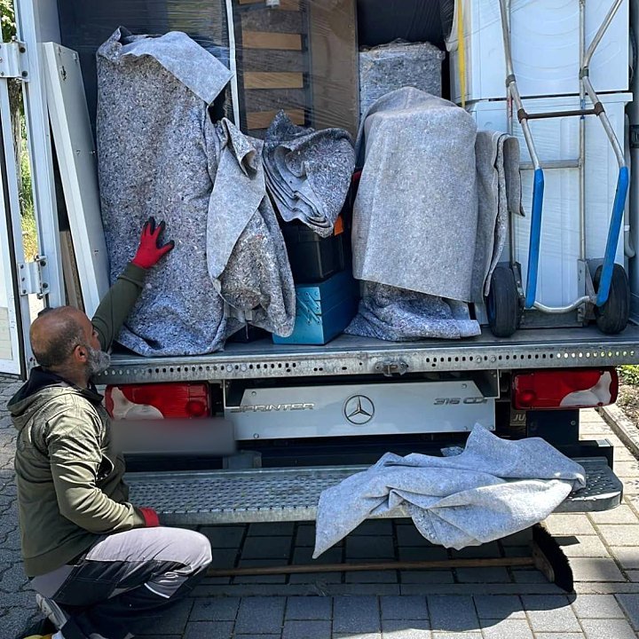 Möbel mit Decken geschützt und sicher im Umzugswagen verladen