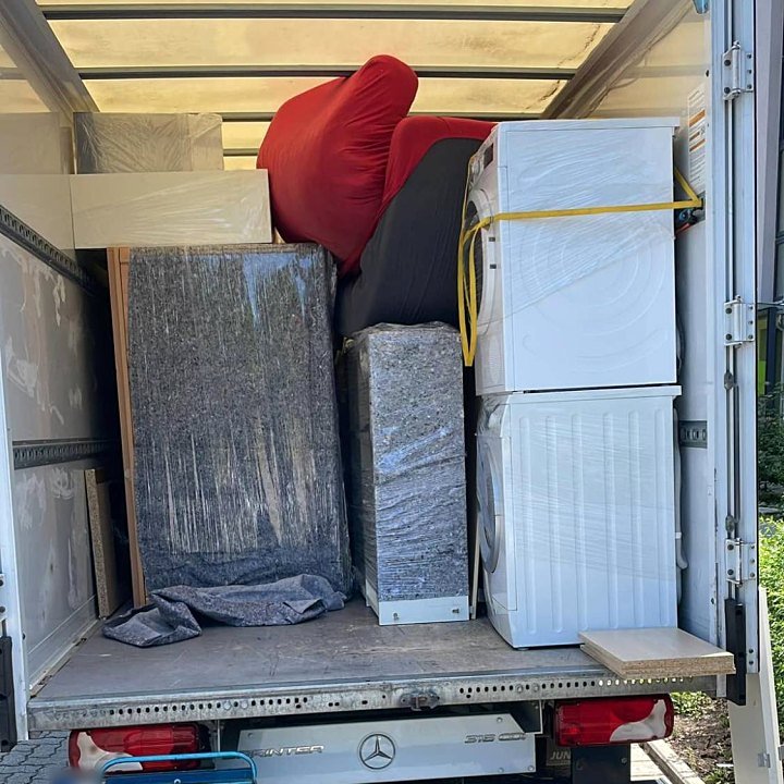 Sorgfältig gepackter Umzugswagen mit Waschmaschine und Möbeln